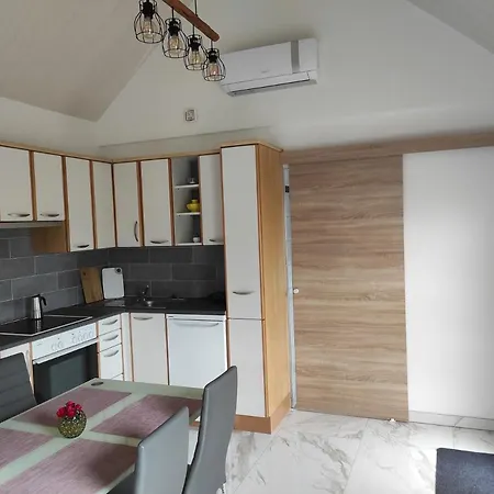 Vadgalamb Apartmanhaz Lipót
