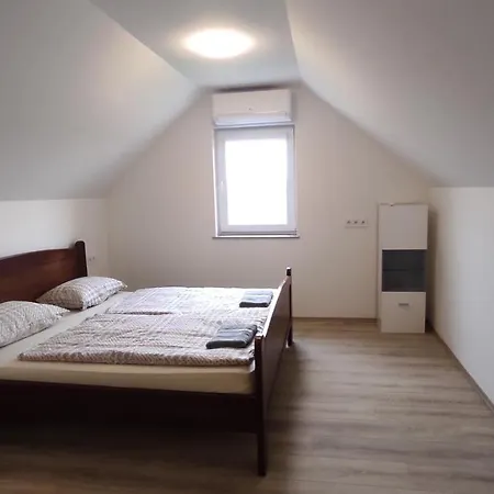 Vadgalamb Apartmanhaz Lipót