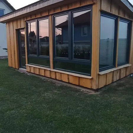 Vadgalamb Apartmanhaz Lipót
