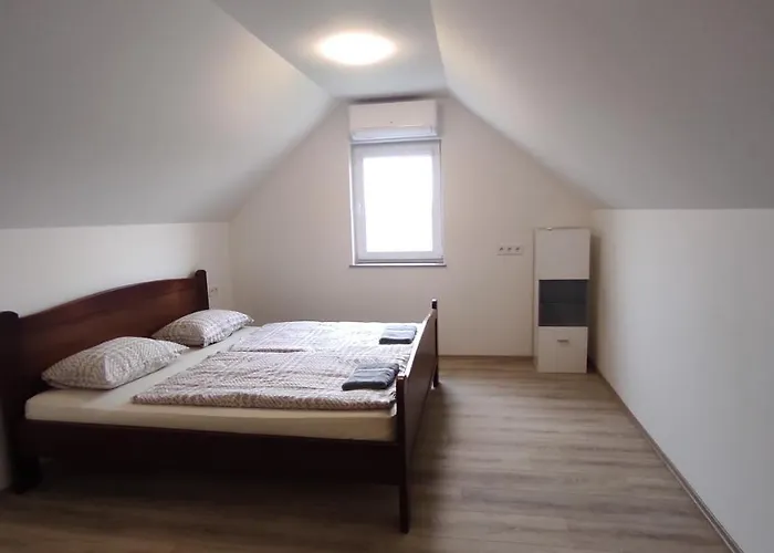 Vadgalamb Apartmanhaz Lipót